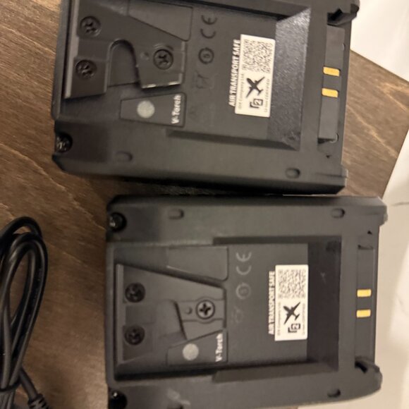 IDX Endura i-Micro 150 V-Mount Batteries (2) + Shape & RatRig Chargers Pro Video - Picture 3 of 7